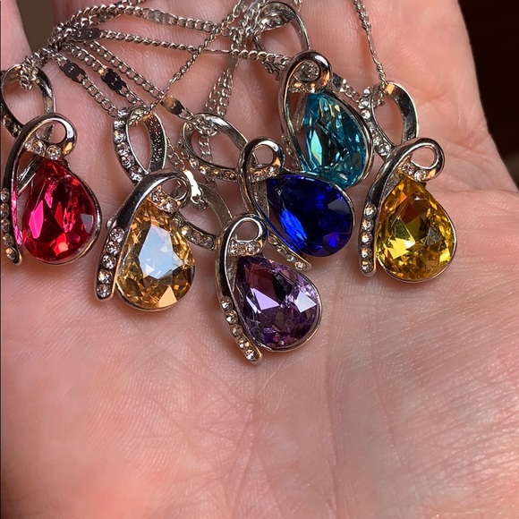 💋$6 or 2/$10💋Swarovski crystal necklace. NWT. - Picture 6 of 8